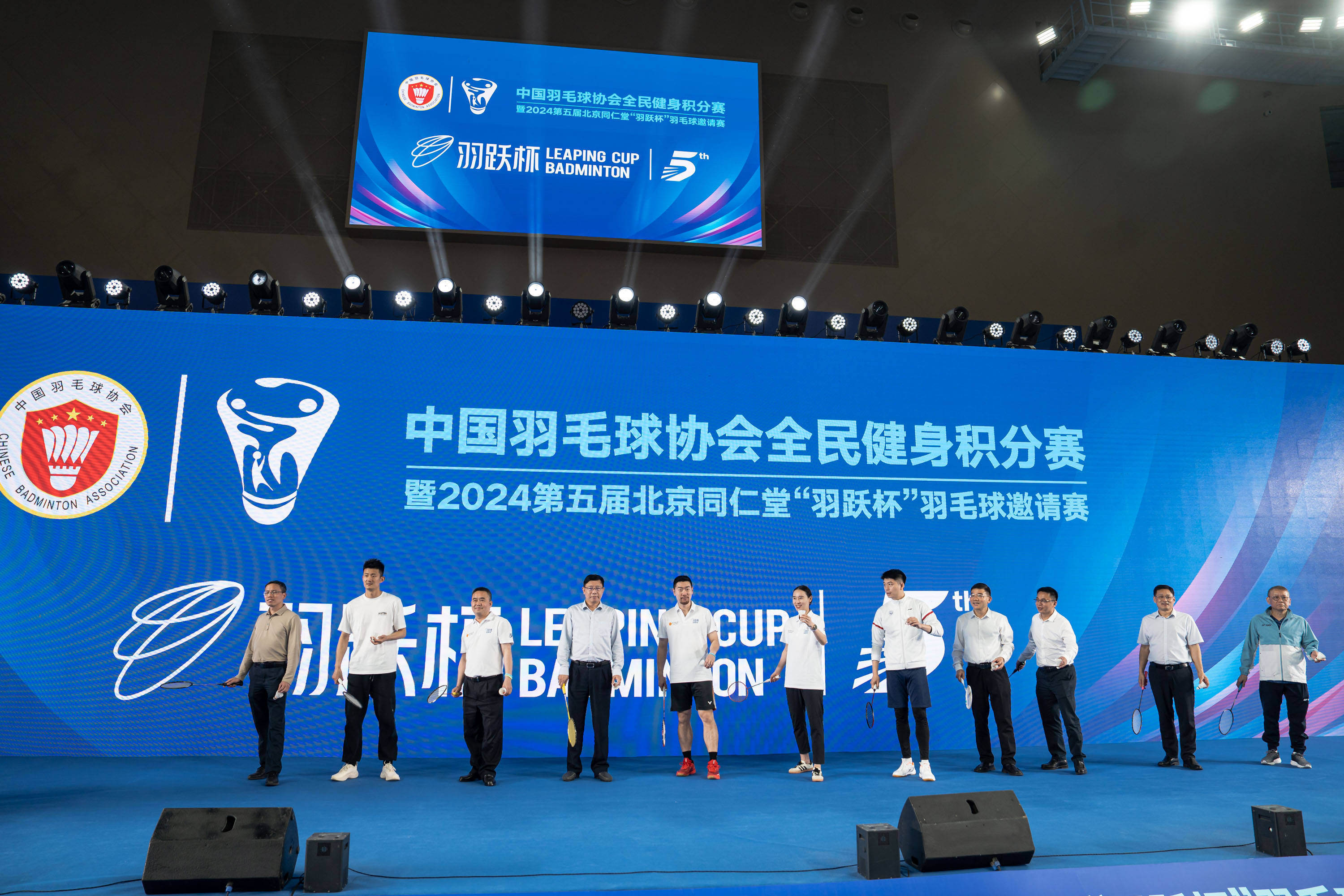 中国羽毛球队险胜韩国羽毛球队，谌龙统治全场