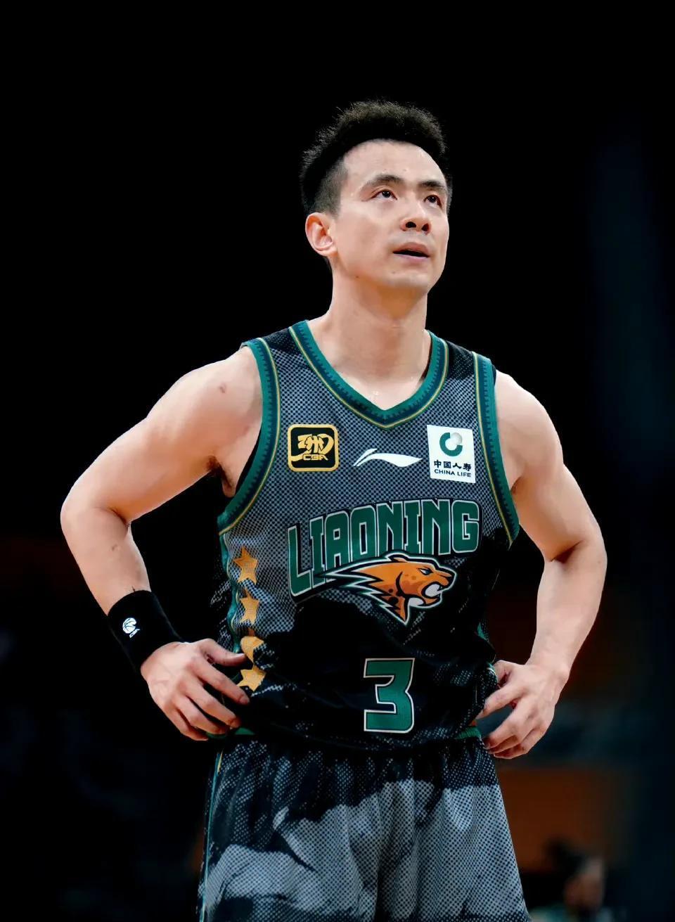 山东男篮再胜一场，稳居积分榜首位